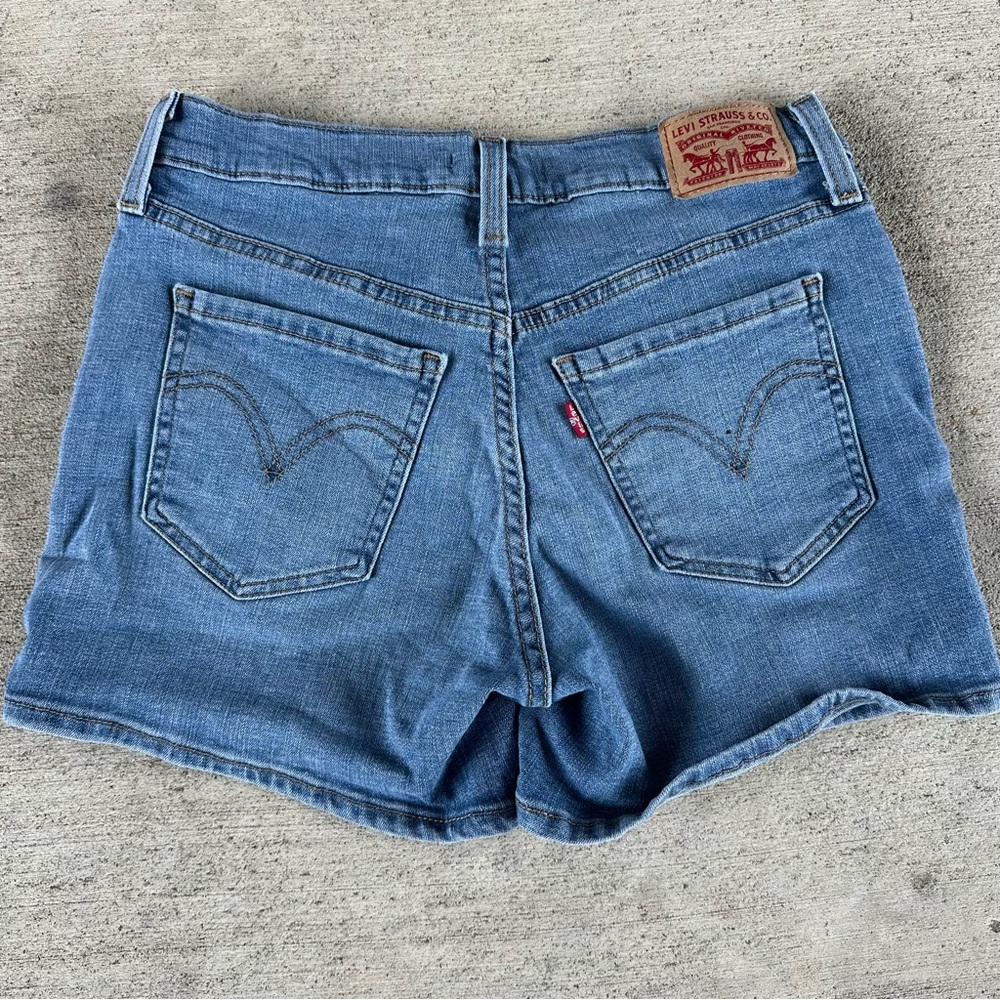 Levi’s Mid Length Shorts Size 26